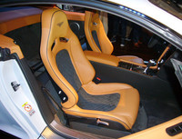 完全に2シーター化されたインテリア。4座にするプランもオプションで用意される。