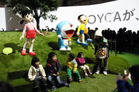 『ドラえもん』のキャラクターに、ちびっ子も大喜び？　トヨタのブース。