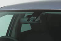 フロントウィンドウに装備された、「FCM-City」と「誤発進抑制制御機能（前進時）」用の赤外線レーザー。