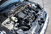 ボンネットの下はご覧の通り。3気筒エンジン本体をはじめ、インタークーラーやバッテリーなどがぎっしりと収められている。