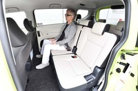 7人乗り仕様車の2列目ベンチシートに腰掛けてみる。筆者（写真）の身長は165cm。周囲の空間的余裕はご覧の通り。