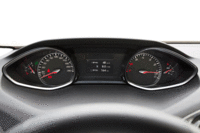 ステアリングホイールのリムより上に眺める、メーターパネル。その色は、走行モードにより白から赤に変化する。（写真をクリックすると表示色の変化が見られます）