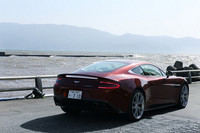 【テスト車のオプション装備】
	ペイントカラー（Previous AML Colour）＝42万3150円／レザーカラー（Contemporary）＝17万9550円／アワーグラスキルティング＝42万3150円／マイクロパーフォーレイテッドシートインサート＝6万7200円／レザーヘッドライニング＝17万9550円／アルカンタラヘッドライニング（Contemporary）＝11万7600円／カーペットカラー（Contemporary）＝11万7600円／AMウイングロゴヘッドレスト刺しゅう＝8万4000円／カラーキードステアリング＝5万400円／シートベルト（アイスモカ）＝6万7200円／ヘリンボーンカーボンファイバーフェイシア＝35万9100円／20本スポークDTシルバーホイール＝43万9950円／ブレーキキャリパー（ブラック）＝17万9550円／保護テープ＝5万400円／2＋2シートアレンジメント＝50万7150円／リバースカメラ＝17万9550円／ベンチレーティッドフロントシート＝17万9550円／アラームアップグレード＝5万400円／スモーカーキット＝8万4000円／セカンドガラスECU＝8万4000円