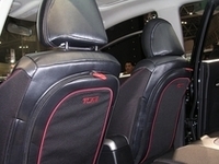 「オーリス×TUMI　ブランドコラボコンセプトカー」前席シートバックのジッパー付き収納。
