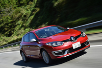 高速道路を行く「メガーヌ ハッチバックGTライン」。スプリングとショックアブソーバーが専用セッティングとなる。