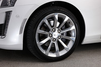 タイヤサイズはフロント、リア共通で245/40R18。サスペンションには「CTS」には路面の状況に応じて1000分の1秒ごとにダンパーの減衰力を調整する「マグネティック・ライド・コントロール」が装備される。