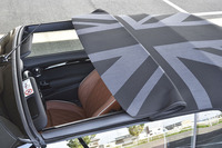 ソフトトップにはおなじみのスライディングルーフ機能が備わる。