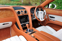 インパネは従来のイメージを残すが“伝統の再解釈”が見られる。例えば、インパネとドアのウッドパネルが連続する意匠は、往年の「S2コンチネンタル フライングスパー」からヒントを得ているそうだ。