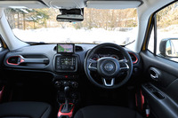 「レネゲード トレイルホーク」のインテリア。ほかのグレードにはブラウンとグレーのツートンカラーも用意されているのに対し、トレイルホークの内装色はブラックのみの設定となっている。