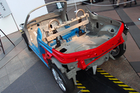 モノコック構造とフレーム構造の特徴を併せ持つという、新構造の「D-Frame」。