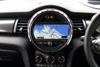 インパネの中央に備えられた8.8インチの液晶ディスプレイ。周囲に配されるLED照明は、カーナビの案内表示や「MINIドライビング・モード」のモード選択などに応じて色が変化する。
    