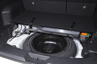 ラゲッジルームのフロア下の様子。スペアタイヤの上を通っているのが、駆動用のバッテリーパックをボディーに固定するステーである。
    