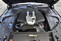 ハイブリッドシステムは2.15リッター（2142cc）の直4ディーゼルエンジンと電気モーターによって構成される。JC08モード燃費は20.7km/リッター。