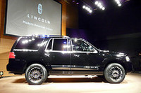 ドアミラーやベルトライン、サイドパネル、ドアハンドルなど、各所にクロームパーツが配される。