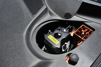 こちらは、エンジンルーム後方に設けられたボンネット跳ね上げ用のエアバッグ。歩行者と接触した際に作動し、その頭部が受ける衝撃をやわらげる。