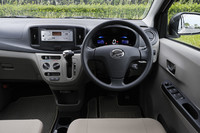 運転席まわりの様子。比較的装備が簡素な「D」グレードと「L」グレードを除き、ブラックとベージュのツートンカラーとなる。