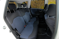 先代より座面が1cm厚くなったフィットの後席。チップアップできるのが“伝統の強み”。