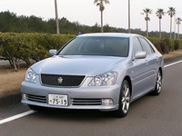 これが新型「クラウン」、写真はメッシュグリルの「アスリート」。