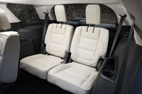 「エクスプローラー タイタニアム」は7人乗り。3列目には、50：50分割式の2人掛けシートが用意される。