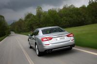 4WDの「S Q4」は、FRの「S」より車重が60kg重くなるが、動力性能への影響はなきに等しい。0-100km/hが「S」より速い4.9秒で、最高速は283km/h。
    