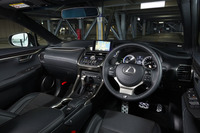 「レクサスNX」のインテリア。タッチパネルが備わるインフォテインメントシステムの操作デバイスも特徴的。
    