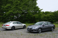 新型「アコード ハイブリッド」（右）と「アコード プラグインハイブリッド」（左）。
    