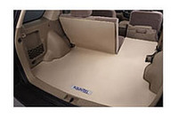 ラゲッジスペースには、撥水機能を持つマット、車内を照らすライトなどが備わる。