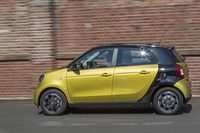 「フォーフォー」のホイールベースは2494mm。「フォーツー」より621mmも長い。