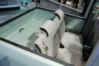 ルーフはキャンバストップ。後席をたためばフラットな荷室が得られる。