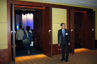 
	TOP写真は、新型レガシィツーリングワゴンとスバルの竹中恭二社長（右）。左は開発をとりまとめた、商品企画本部の清水一良プロダクトゼネラルマネージャー。
	発表会が始まるまで、なんと竹中社長がエントランスに立ち、来場者を出迎えていた。レガシィにかけるスバルの意気込みが感じられる。
	 