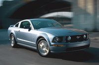 先代「フォード・マスタング」。1965年に登場した初代のファストバックをモチーフとするボディーをまとい、2005年に登場した。自社のヘリテージを生かした、レトロ調のスポーツクーペの成功例である
    