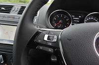 ステアリングホイールに設けられた「アダプティブクルーズコントロール」（オプション）の操作スイッチ。上級グレード「アップグレードパッケージ」では標準装備となる。
    