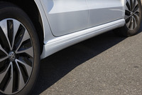 「ブルーモーション」には、専用デザインの前後バンパーや、リアスポイラー、サイドスカートなどの空力パーツが装備されている。