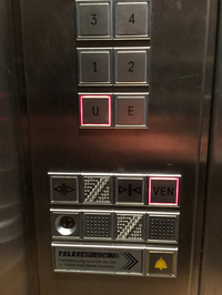 ドイツにおける典型的なエレベーター操作盤。1階を示す「E」と、地下を示す「U」のボタンがある。