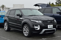 相変わらずの人気を誇る「レンジローバー イヴォーク」。写真の5ドアに加え、3ドアの「クーペ」もラインナップされている。
    