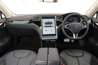 「モデルS」のインパネまわり。テスト車の加飾パネルはピアノブラックだったが、ウッドやカーボンファイバーのパネルも用意されている。
    