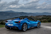 「488スパイダー」専用のボディーカラー「ブルーコルサ」。