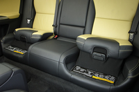 クリックすると2段階に調整できる、子供用ブースタークッションをごらんいただけます。