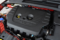 吸排気両側に可変バルブタイミング機構を持つ、直噴の2リッター直4DURATEC（デュラテック）ユニット。
    