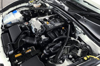 最高出力131psを発生する1.5リッター直4エンジン。エンジンルームには、ボディー剛性を強化するフロントサスタワーバーが備わる。