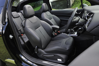 シート表皮には標準でレザーを採用。色は、ボディーカラーが赤か黄の場合は「ミストラル」のみだが、そのほかの場合は「ブルー」も選ぶことができる。
    