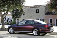 先代モデルに比べ、ホイールベースが79mm延長された8代目「パサート」。一方、外寸はほとんど変わらない。
    