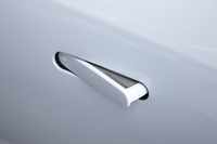 リモコンキーをオンにするや、ノブがせり出す「デプロイアブルドアハンドル」。シルバーに見える上面には「JAGUAR」のロゴが入れられる。