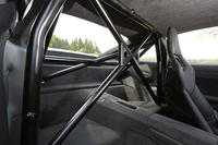 オプションの「クラブスポーツパッケージ」には、ロールケージのほか、運転席用6点式シートベルト、バッテリーメインスイッチ、消火器などが装備される。