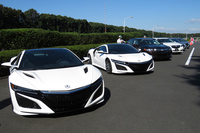会場に並べられた、新型「NSX」や10段ATを搭載した「レジェンド」などの試乗車。