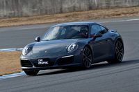 ツインリンクもてぎの本コースを攻める、3リッターターボの「911カレラS」。（photo：小林俊樹）