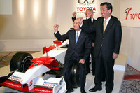 6年目、初優勝が待たれるトヨタF1だが、冬のテスト中にもトラブル連発で雲行き怪しく……出席が予定されていたヤルノ・トゥルーリ、ラルフ・シューマッハーは姿をあらわさず、首脳陣たちだけのちょっとさびしい発表会に。