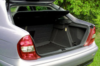 455リッターのラゲッジルーム。リアシート背もたれは、分割可倒式だ。