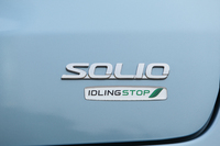 「ソリオ」の「デュアルジェットエンジン」搭載車には、アイドリングストップ機構とブレーキエネルギー回生機構が装備される。例外は特別仕様車「Gリミテッド」の4WD車で、デュアルジェットエンジンを搭載しながら、回生ブレーキもアイドリングストップも装備していない。なお、GリミテッドのFF車には、従来と同じエンジンが採用されている。
    