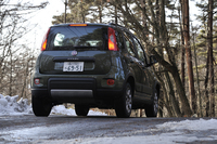 コンパクトな四輪駆動車「フィアット・パンダ4×4（フォー バイ フォー）」。日本市場には、台数限定で導入された。
    